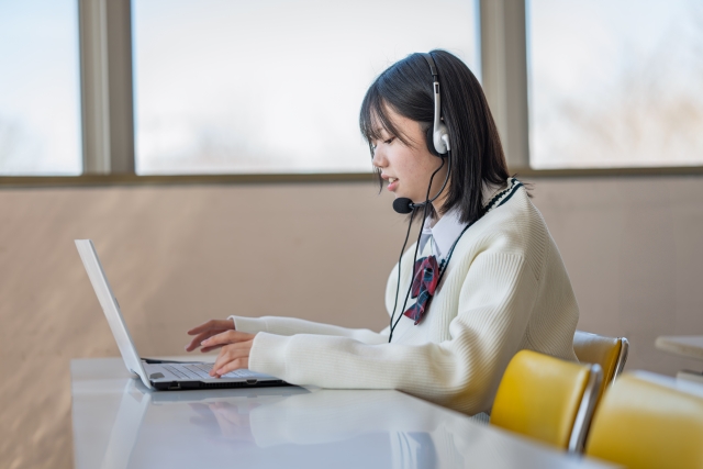 自宅で学習する高校生のイメージ